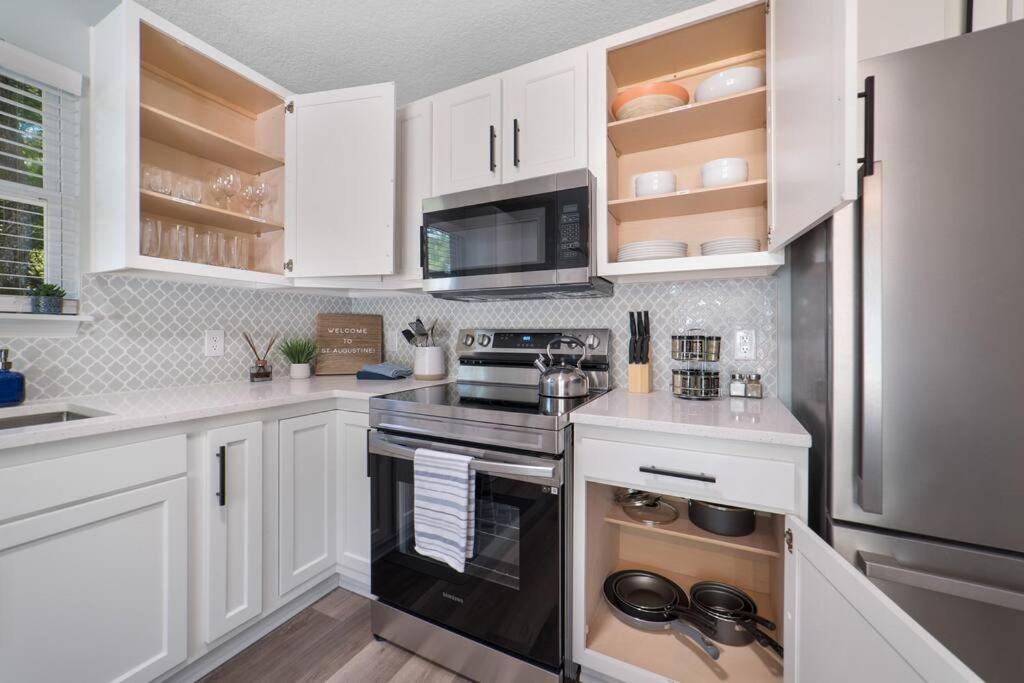 New Modern Bungalow Close To Downtown! Fully Fenced Yard سانت أوغيستين المظهر الخارجي الصورة
