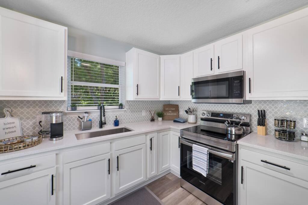 New Modern Bungalow Close To Downtown! Fully Fenced Yard سانت أوغيستين المظهر الخارجي الصورة